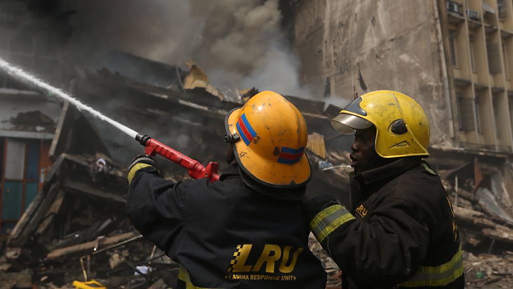 Feuerwehrleute beim Löschen eines Brandes in Lagos. (Archivbild) (AP Photo/Sunday Alamba)