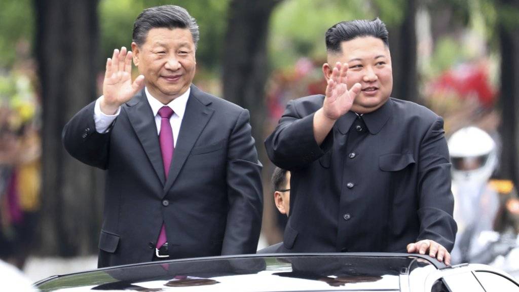 Der Präsident Chinas Xi Jinping (links) und Nordkoreas Machthaber Kim Jong Un (rechts) demonstrieren Einigkeit in Pjöngjang.