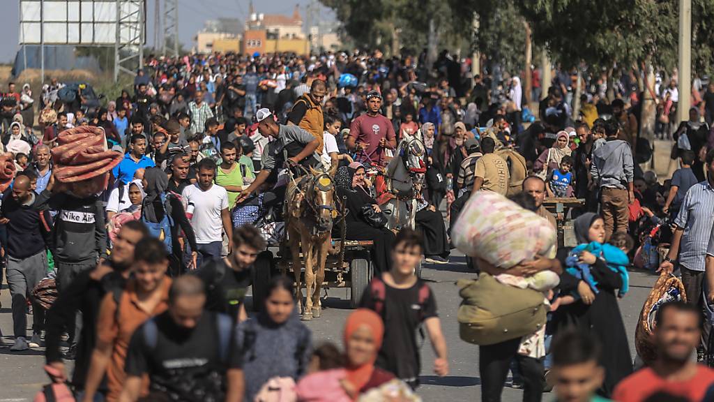 Palästinenser - darunter viele Familien und Kinder - aus Gaza und anderen Teilen des nördlichen Gazastreifens fliehen in Richtung der südlichen Gebiete des Gazastreifens. Foto: Mohammed Talatene/dpa