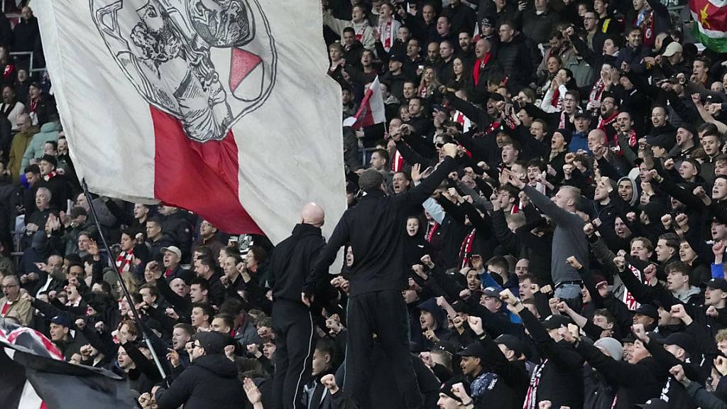 Sportlich läuft es bei Ajax Amsterdam in dieser Saison nicht nach Wunsch. Nun gibt es auch noch Ärger in der Chefetage: Geschäftsführer Axel Kroes wird des Insider-Handels verdächtigt