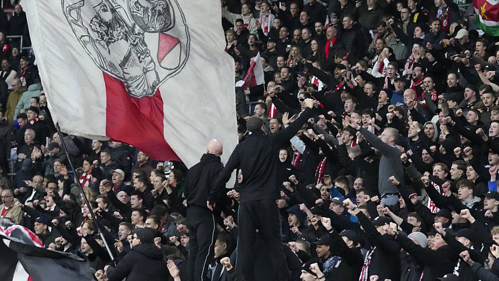 Sportlich läuft es bei Ajax Amsterdam in dieser Saison nicht nach Wunsch. Nun gibt es auch noch Ärger in der Chefetage: Geschäftsführer Axel Kroes wird des Insider-Handels verdächtigt
