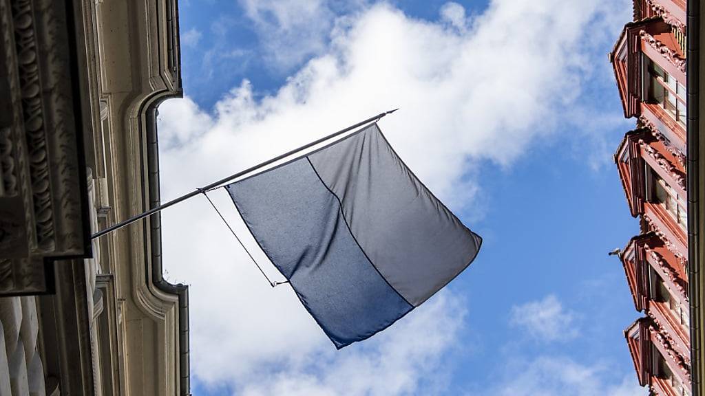 Eine  Fahne des Kanton Luzern am Luzerner Regierungsgebäude, in dem der Kantonsrat tagt. Dieser hat ein Steuerpaket in zweiter Lesung beschlossen. (Archivaufnahme)