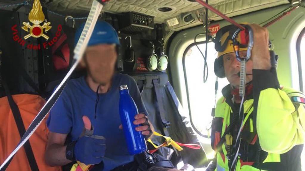Ein Wanderer sitzt nach seiner Rettung an Bord eines Helikopters. Ein italienischer Wanderer hat nach einem Absturz sieben Tage ohne Essen und fast ohne Wasser überlebt. Der 31-Jährige wurde am Samstag von den Rettungskräften in einer Felsspalte am Berg Matajur an der Grenze zu Slowenien entdeckt und geborgen. 