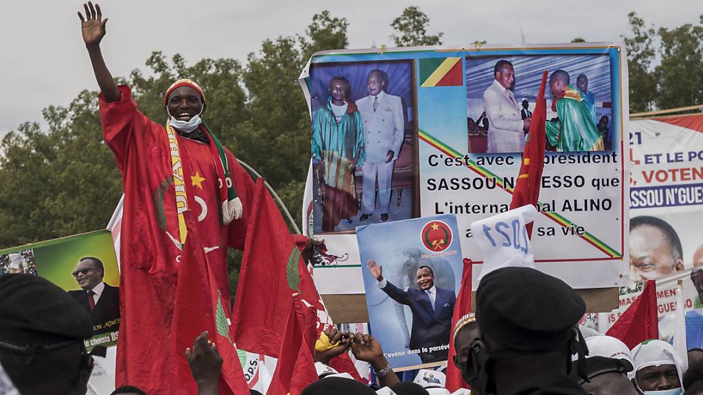 Unterstützer von Präsident Sassou-Nguesso jubeln während der letzten Kundgebung des Wahlkampfes. Foto: Zed Lebon/AP/dpa