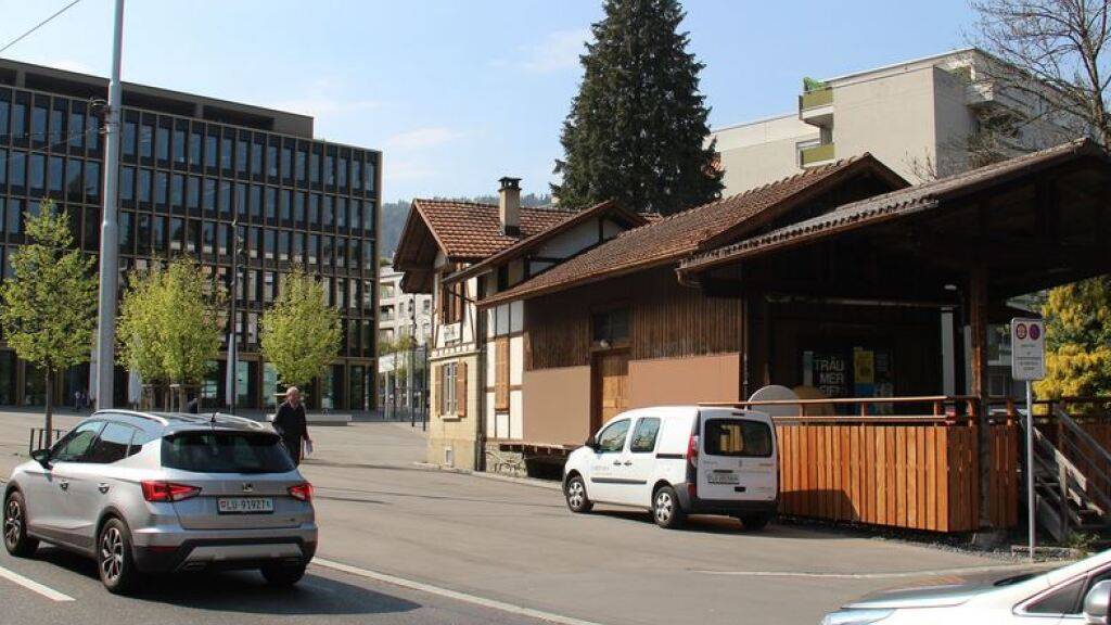 Für das frühere Bahnhofsgebäude, das neben dem Stadthaus von Kriens LU liegt, werden Ideen zur Nutzung gesucht.