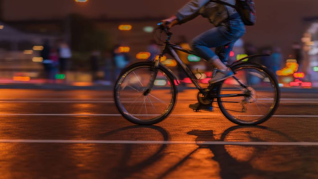 Gegen Strassenlaterne gefahren – E-Biker (29) stirbt im Spital