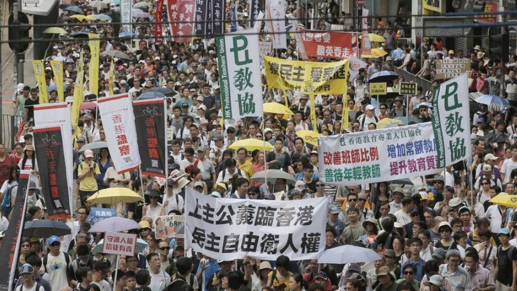 Rund 100'000 Hongkonger protestierten am 19. Jahrestag der Rückgabe an China gegen die chinafreundliche Regierung und viele verlangten den Rücktritt des Verwaltungschefs Leung Chun Ying.