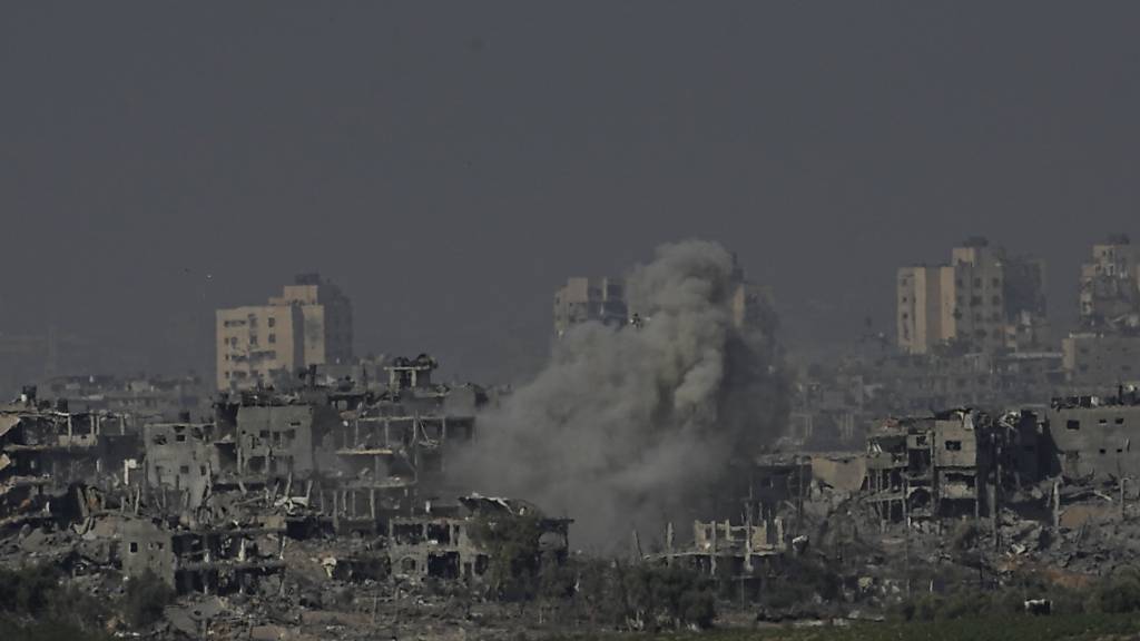 Rauch steigt nach einem israelischen Luftangriff im Gazastreifen auf. Foto: Ariel Schalit/AP/dpa