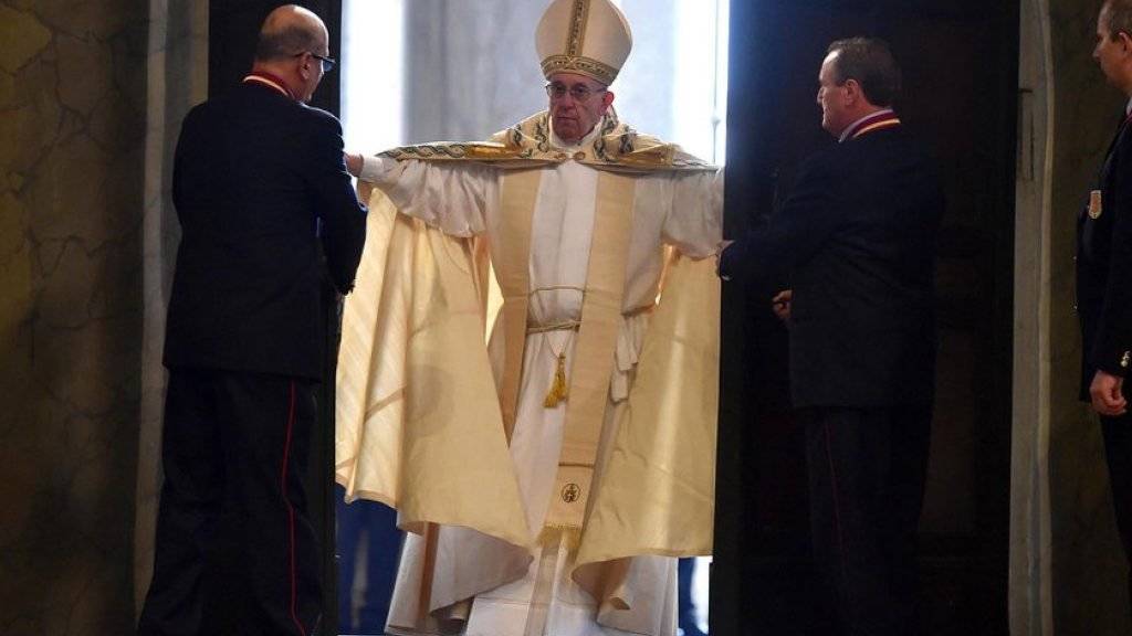 Ein ausserordentliches Heiliges Jahr der katholischen Kirche beginnt offiziell: Papst Franziskus (m) öffnet die seit fast 15 Jahren verschlossene Heilige Pforte des Petersdoms