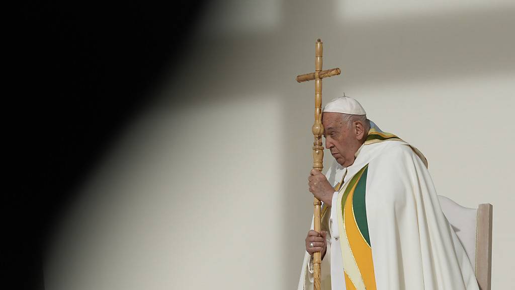 dpatopbilder - «Ich bitte alle, die Missbrauchsfälle nicht zu vertuschen», sagte der 87-jährige Papst Franziskus bei einer Messe im Brüsseler König-Baudouin-Stadion. Foto: Andrew Medichini/AP/dpa