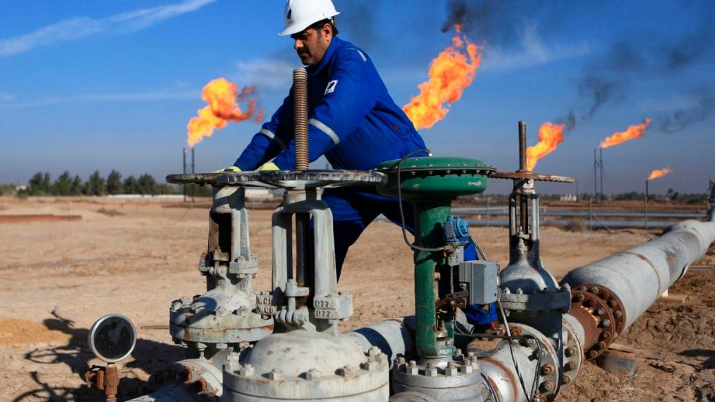 ARCHIV - Ein Arbeiter betätigt ein Ventil im Nihran Bin Omar Ölfeld in der Nähe von Basra. Unbekannte haben im nördlichen Irak am dritten Tag in Folge Ölfelder mit Drohnen angegriffen. Foto: Nabil Al-Jurani/AP/dpa