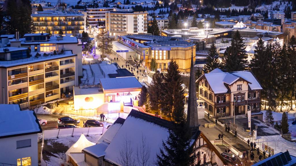 Während des Weltwirtschaftsforums verändert die Promenade in Davos ihr Gesicht. Anstelle der üblichen Geschäfte werden temporäre Bauten von Unternehmen aus aller Welt errichtet. (Archivbild)