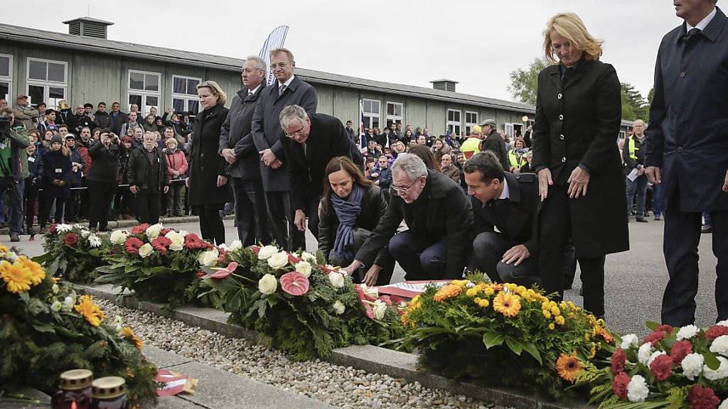 Österreichs Bundespräsident Alexander Van der Bellen und Bundeskanzler Christian Kern bei der Kranzniederlegung im ehemaligen KZ Mauthausen.