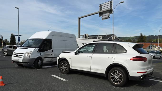 Zwei Verletzte: Porsche und Lieferwagen krachen in Mosen zusammen