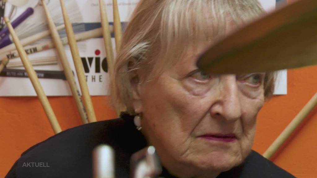 86-jähriges Grosi lernt Schlagzeug spielen