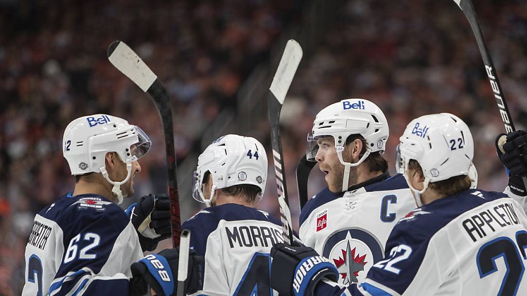 Nino Niederreiter (links) gewann mit den Winnipeg Jets auch das zweite Spiel der Saison