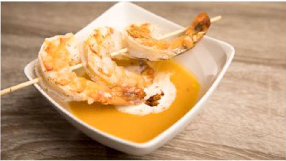 Exotische Kürbissuppe mit Garnelenspiess