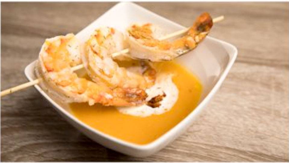 Exotische Kürbissuppe mit Garnelenspiess