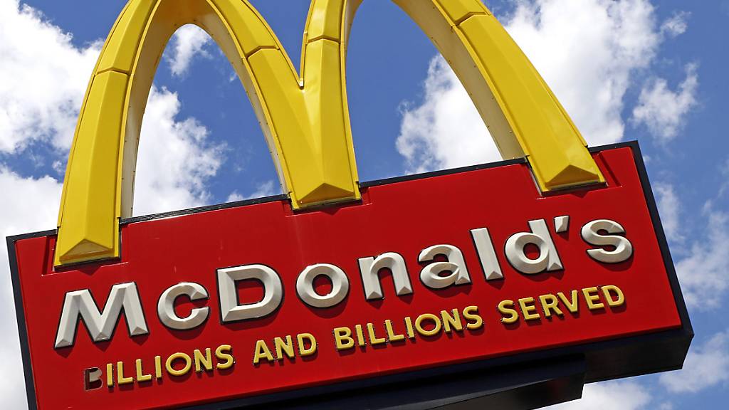 Gegen den Fast-Food-Konzern McDonald's ist in den USA eine Klage wegen Rassismus eingereicht worden. Gegen diese Vorwürfe wehrt sich das Unternehmen. Rassismus widerspreche den Werten, die McDonald's lebe. (Archivbild)