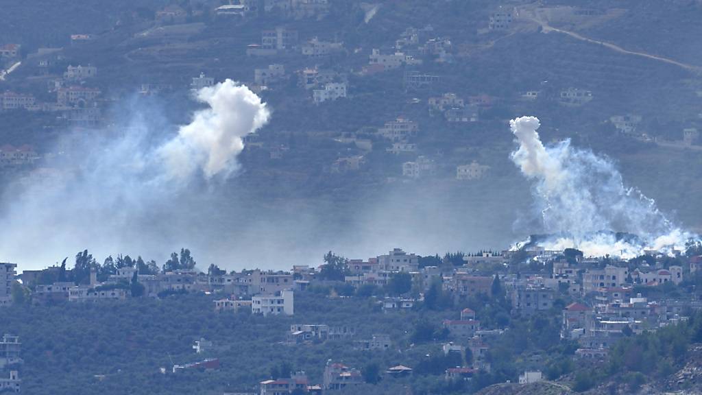 Weißer Rauch steigt nach einem israelischen Angriff in einem libanesischen Grenzdorf zu Israel auf. Die libanesische Hisbollah hat nun nach eigenen Angaben damit begonnen, Menschen im Grenzgebiet für Verluste bei israelischen Angriffen zu entschädigen. Foto: Hussein Malla/AP/dpa