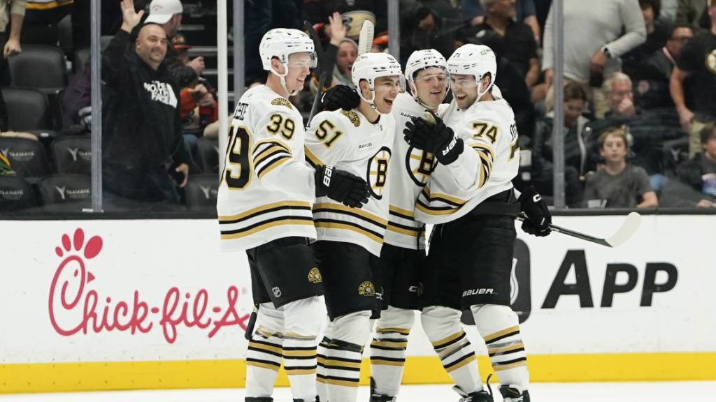 Die Spieler der Boston Bruins jubelten auch nach dem fünften Saisonspiel