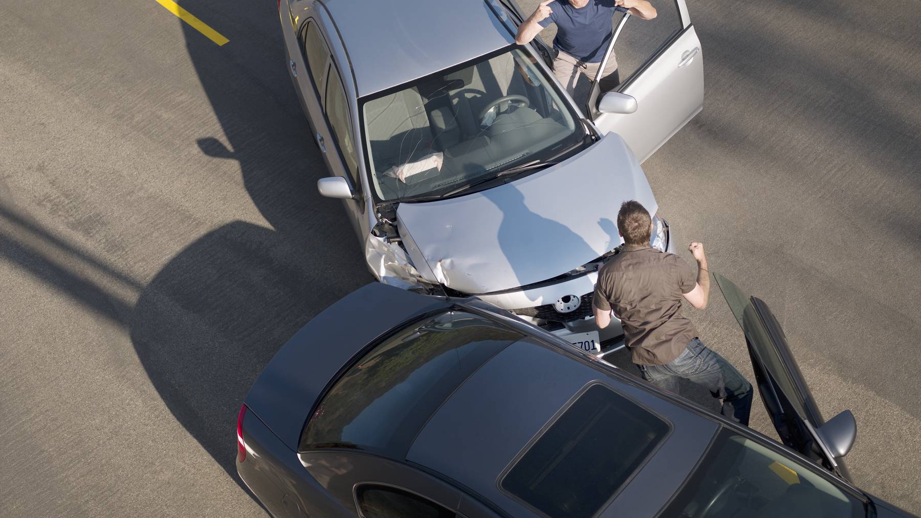 Männer streiten nach Verkehrsunfall mit Autos