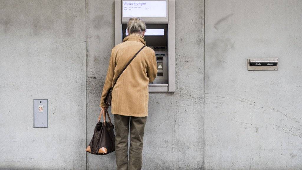 Altersvorsorge unter Druck: Eine ältere Frau bezieht an einem Bankautomaten in Zürich Geld (Archiv)