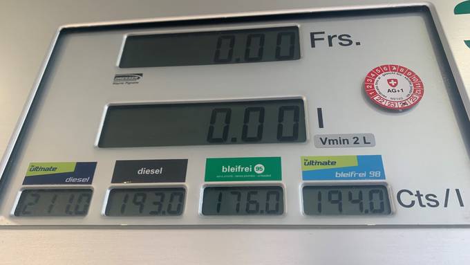 Warum ist Benzin gerade so günstig?