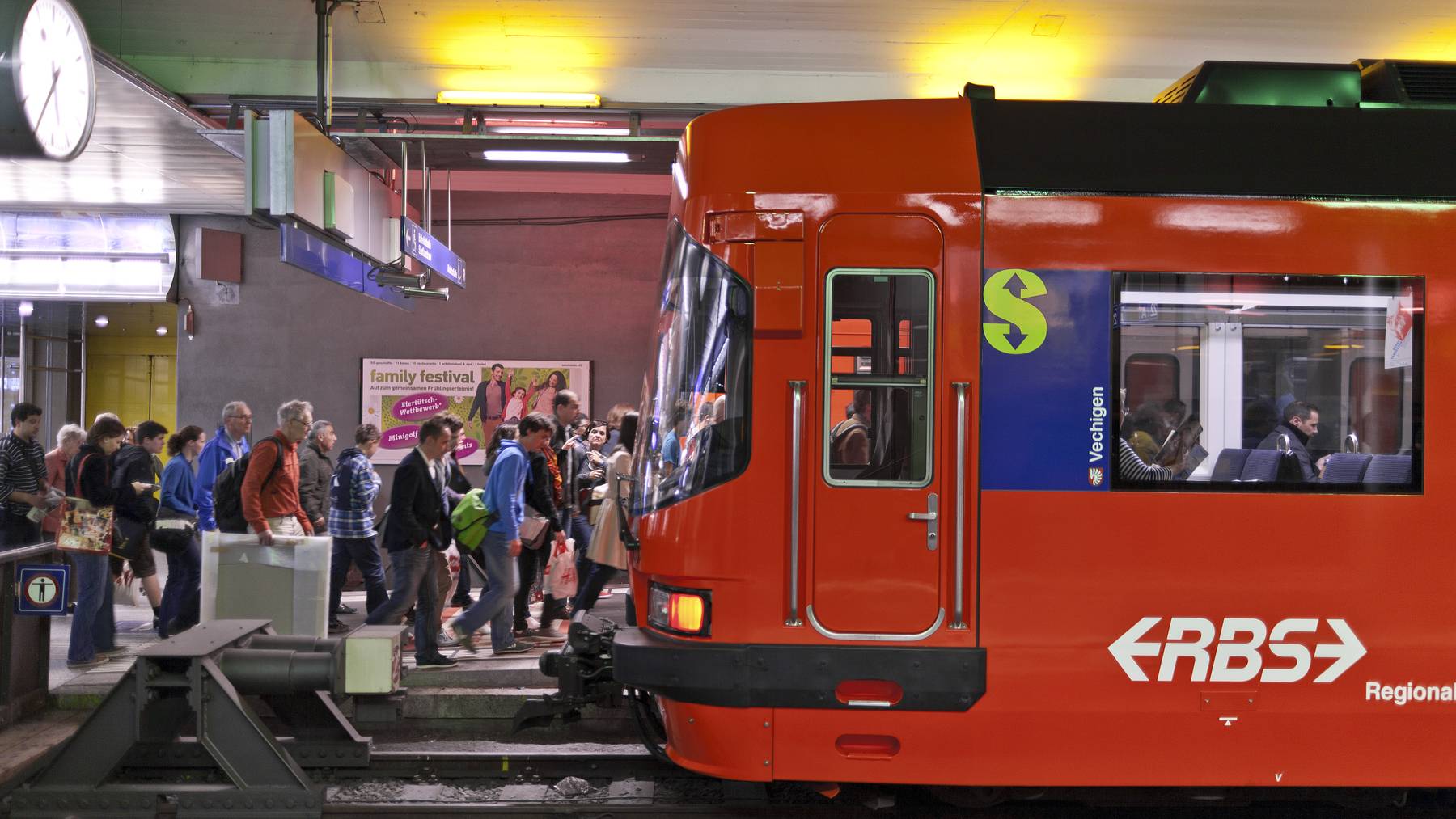 Ein Zug im RBS-Bahnhof in Bern
