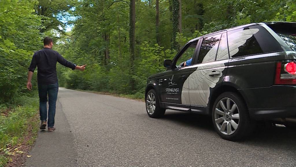 Anhalter mitgenommen: Fahrer wird mit Messer bedroht