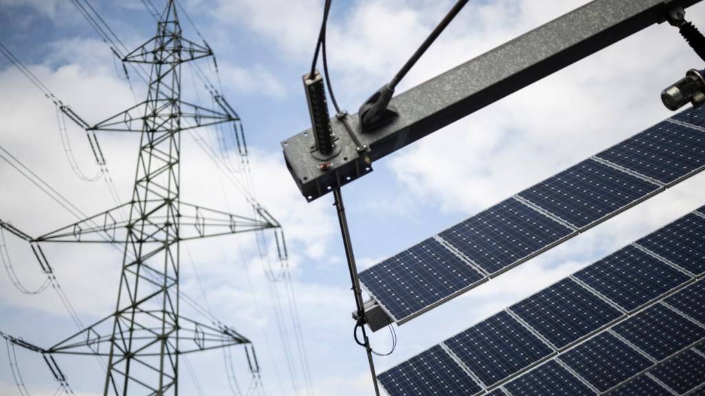 Das Potenzial für die Photovoltaik in der Schweiz ist gross: Laut einer Erhebung des Bundes könnten rund 6 Prozent der Fläche für freistehende Solaranlagen genutzt werden.(Symbolbild)