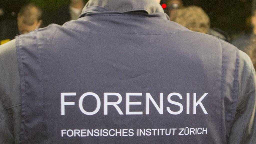 Experten des Forensischen Instituts  Zürich mussten wegen einer Bombendrohung im Kanton Obwalden zwei Cars untersuchen. (Symbolbild).