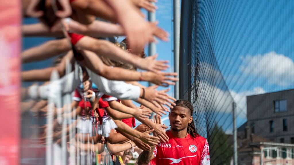Stéphane Cueni bedankt sich bei den Fans des FC Winterthur für die Unterstützung