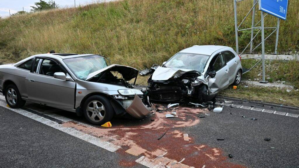 Nach dem Unfall auf der A18 bei Aesch BL blieb die Autobahn für die Dauer von rund fünf Stunden gesperrt.