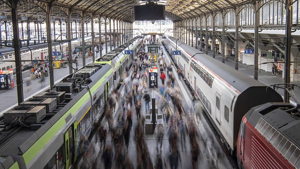 Bei Reisen durch Europa ist die klimafreundliche Bahn häufig teurer als das Flugzeug. Das sagt die Umwelt-Organisation Greenpeace, die europaweit die Ticketpreise für beide Verkehrsmittel auf 112 Strecken zu jeweils mehreren Buchungszeitpunkten verglichen hat. (Archivbild)