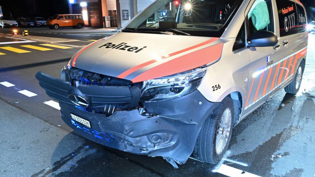 Der Autofahrer fuhr frontal in ein Polizeiauto.