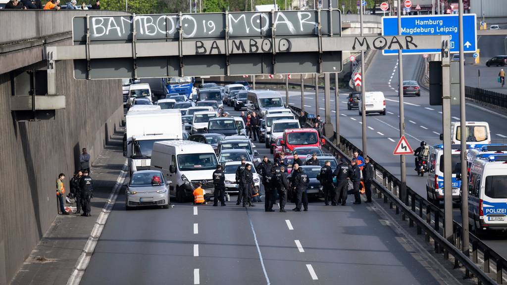 Klima-Aktivisten legen Berlin lahm: Über 40 Personen verhaftet