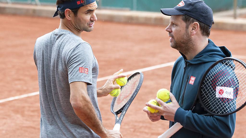 Auf den Plätzen des TC Eaux-Vives in Genf bereits fleissig am Trainieren: Roger Federer (li.) und sein Coach Severin Lüthi
