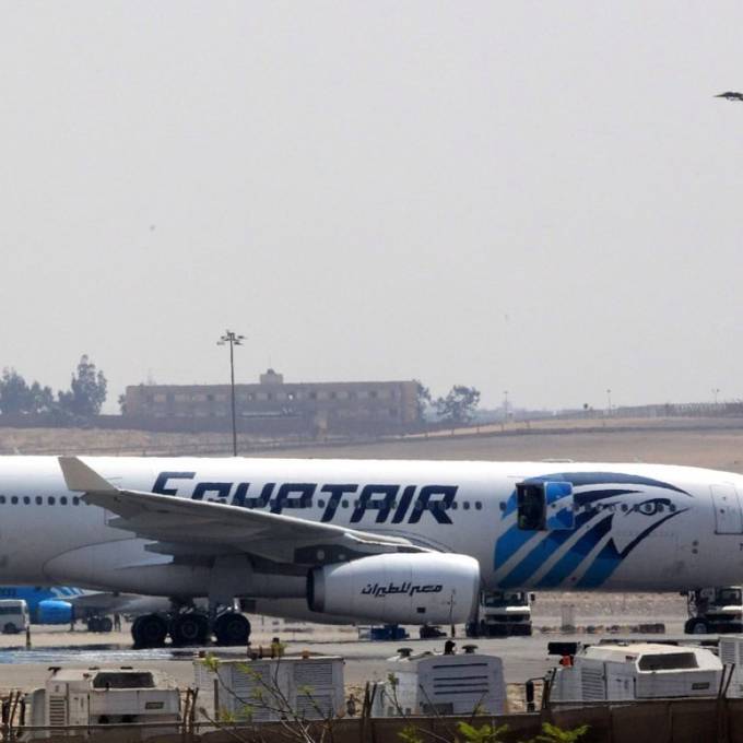 Passagierflugzeug mit 66 Menschen an Bord vermisst
