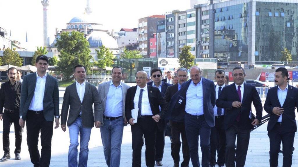 Enis Berberoglu (in der Mitte mit Dossier) und Parteikollegen auf dem Gang zum Gericht in Istanbul