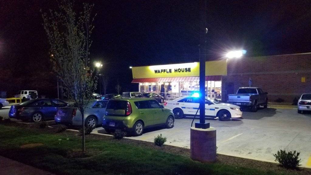 Der Schütze drang nackt in das Restaurant in der Nähe von Nashville ein und erschoss mehrere Menschen.