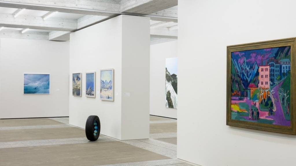 Das Werk von Isabelle Krieg, ein Reifen mit mehreren Globen im Innern, steht in unmittelbarer Nähe zu den Berglandschaften von Giovanni Giacometti, Ferdinand Hodler und Martha Cunz.