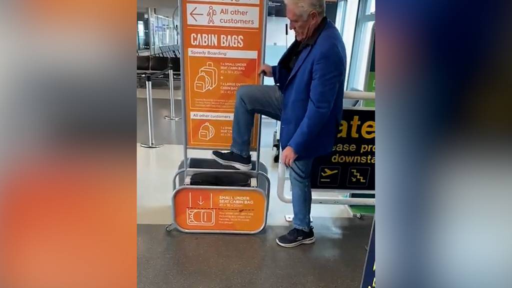 Kampf mit Koffer: Video von hartnäckigem Easyjet-Passagier amüsiert das Internet