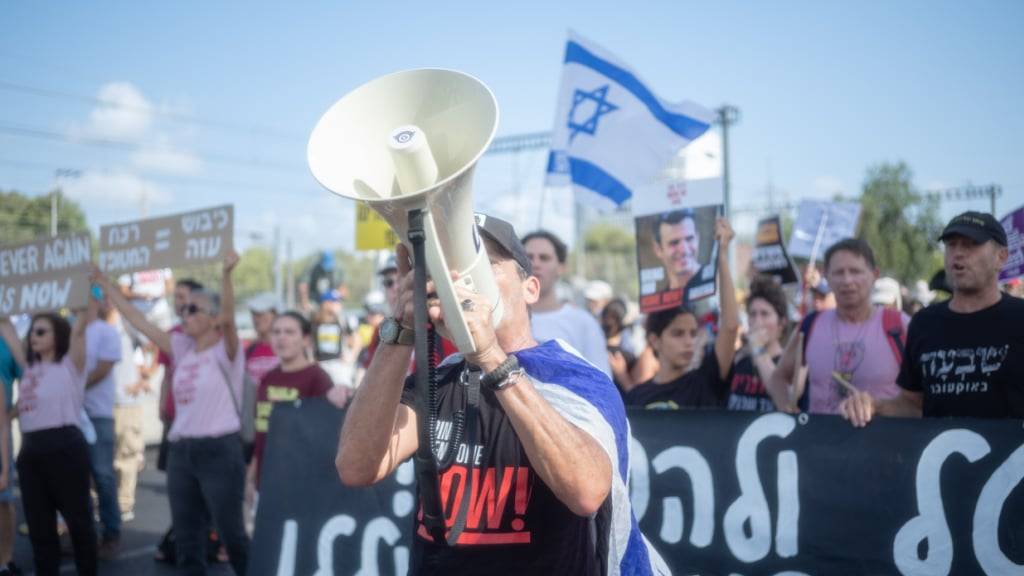Israelis protestieren und blockieren Straßen in Tel Aviv. Foto: ILIA YEFIMOVICH/dpa