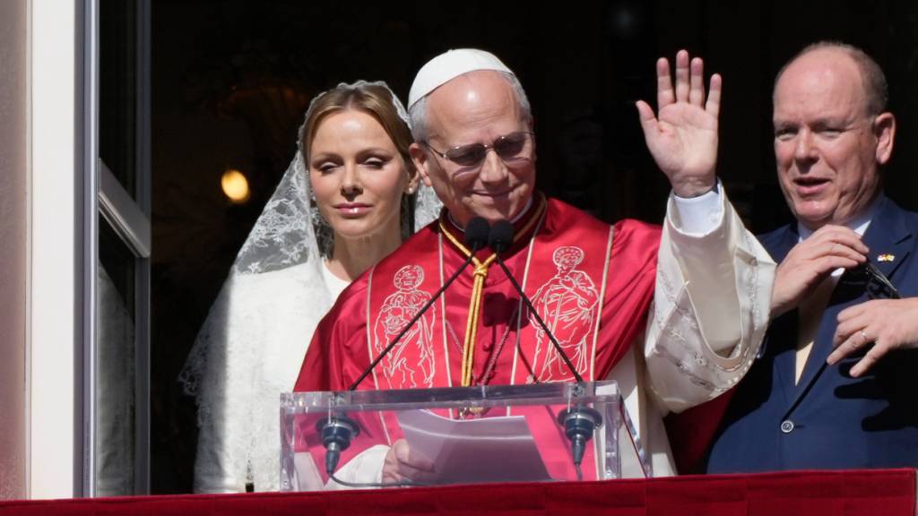 Papst Leo XIV., Fürstin Charlene von Monaco und Fürst Albert II. von Monaco (r) stehen am Samstag auf einem Balkon des Fürstenpalastes. Foto: Gregorio Borgia/AP/dpa
