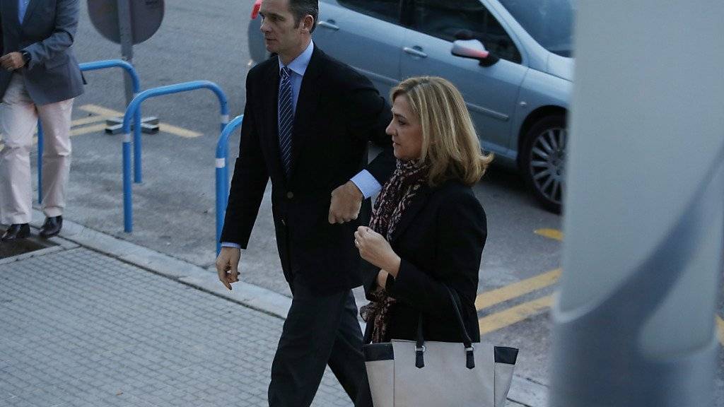 Infantin Cristina von Spanien erscheint in Palma de Mallorca vor Gericht. Sie muss sich zusammen mit ihrem Mann Inaki Urdangarian einem Steuerprozess stellen. Cristina ist das erste Mitglied der spanischen Königsfamilie, die vor dem Richter steht.