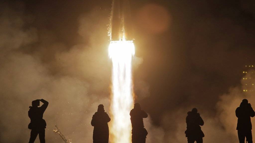 Der Start der Sojus-Rakete auf dem russischen Weltraumbahnhof Baikonur wurde von zahlreichen Schaulustigen verfolgt.