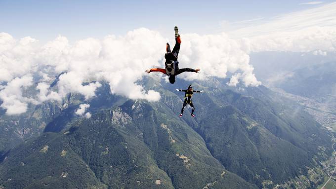 Fallschirmspringer prallen in der Luft zusammen – 46-Jähriger verliert Bewusstsein