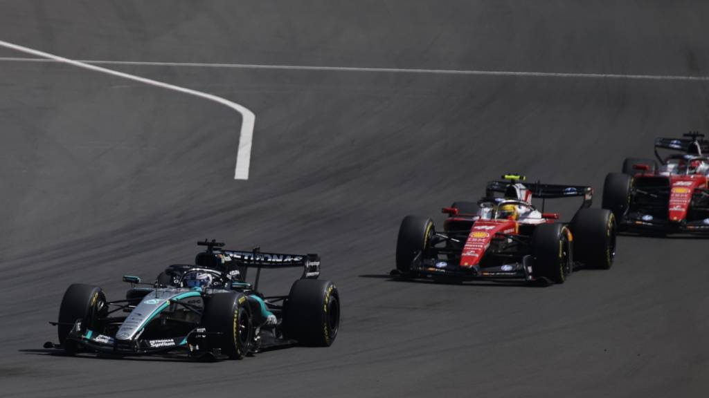 WM-Leader George Russell hält die Ferrari im ersten Sprintrennen der Saison in Schach