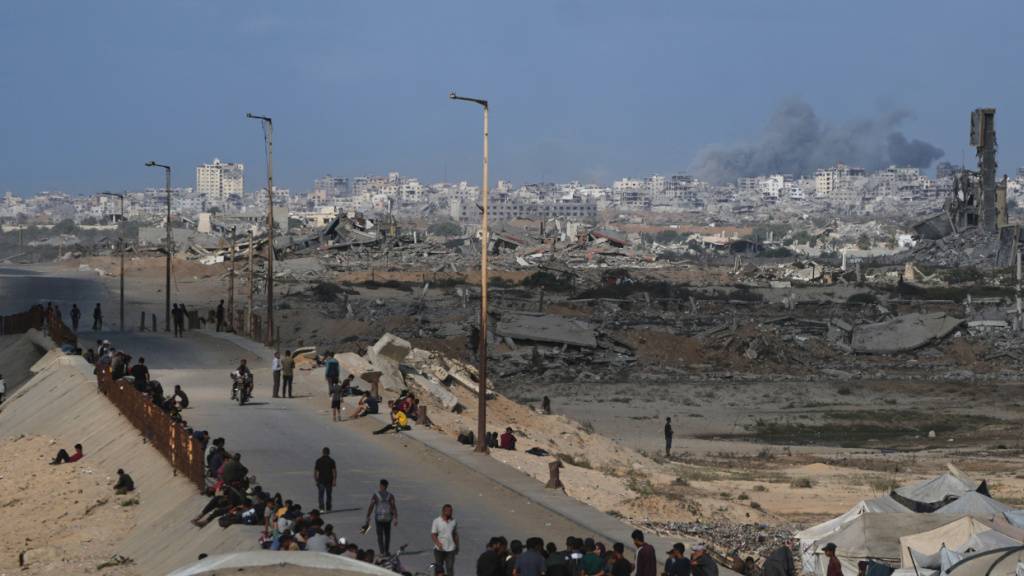 dpatopbilder - Vertriebene Palästinenser versammeln sich auf der Küstenstraße in der Nähe des Wadi Gaza im zentralen Gazastreifen. Foto: Abdel Kareem Hana/AP/dpa/Symbolbild